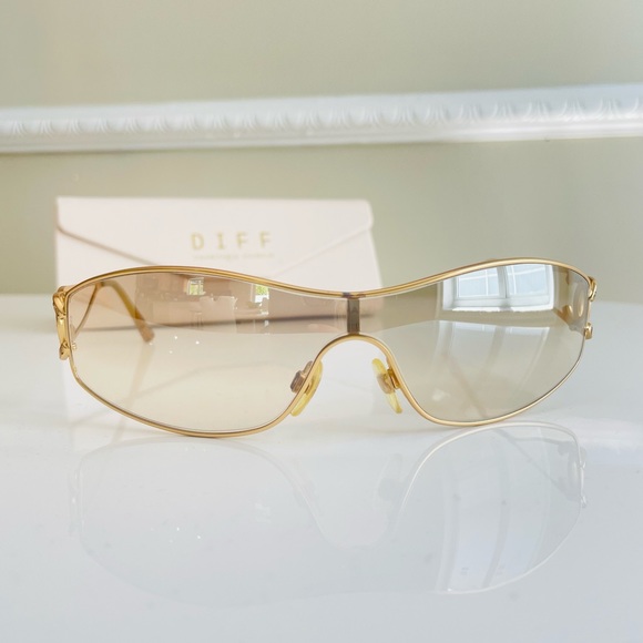 🌸SOLD🌸CHANEL AUTHENTIC Gold CC crystal sunglasses - Picture 11 of 16